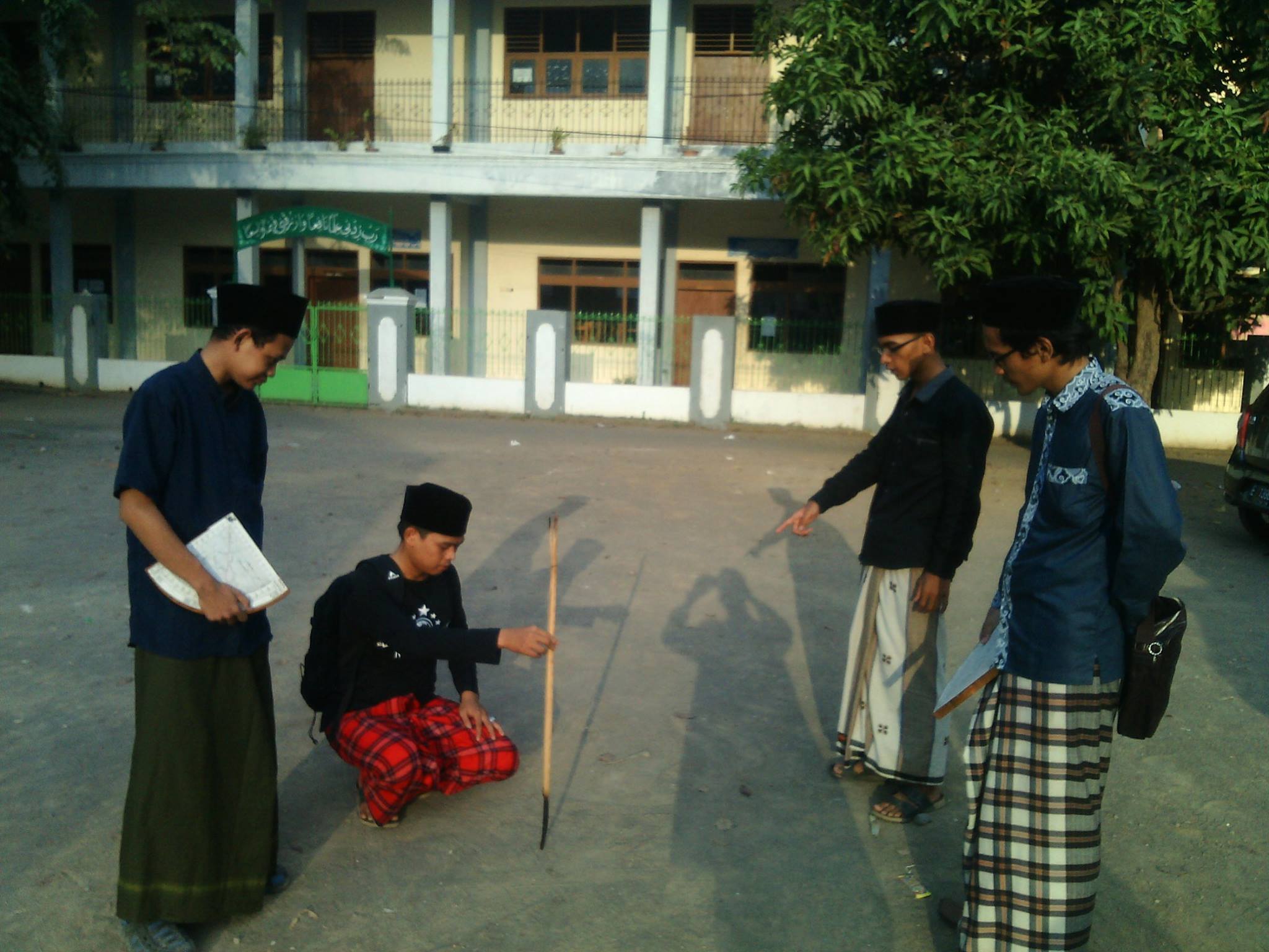 Sore Ini Rashdul Kiblat, Lefastro Buntet Pesantren: Saatnya Cek Arah Kiblat